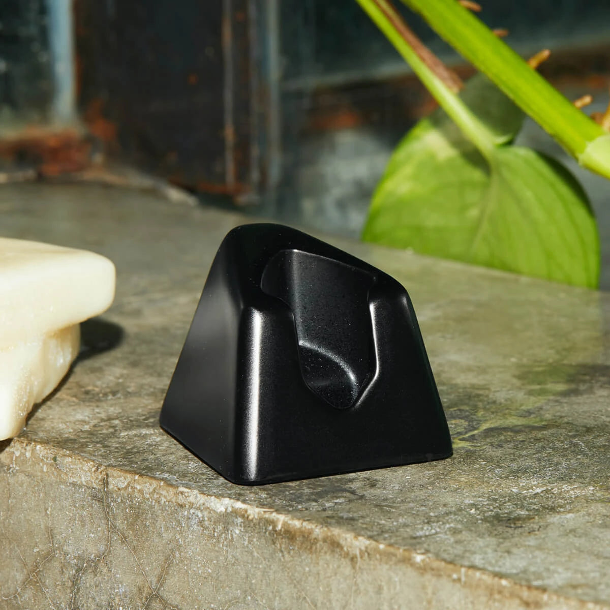 Stand, The Leaf, Black