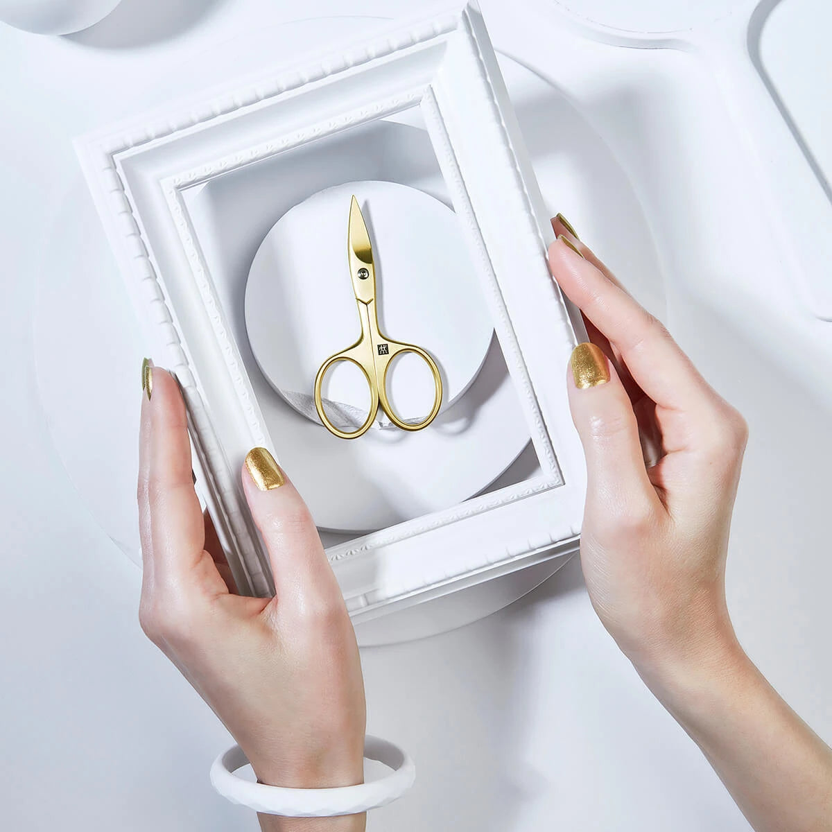Nail scissors, Gold