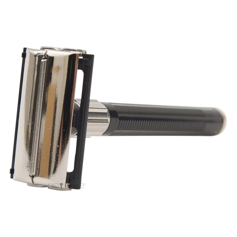 DE razor with travel box