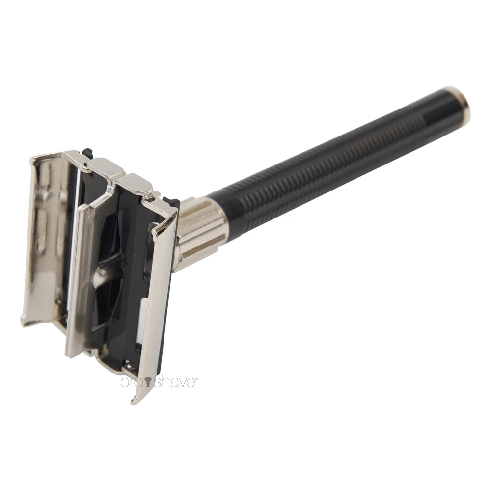 DE razor with travel box