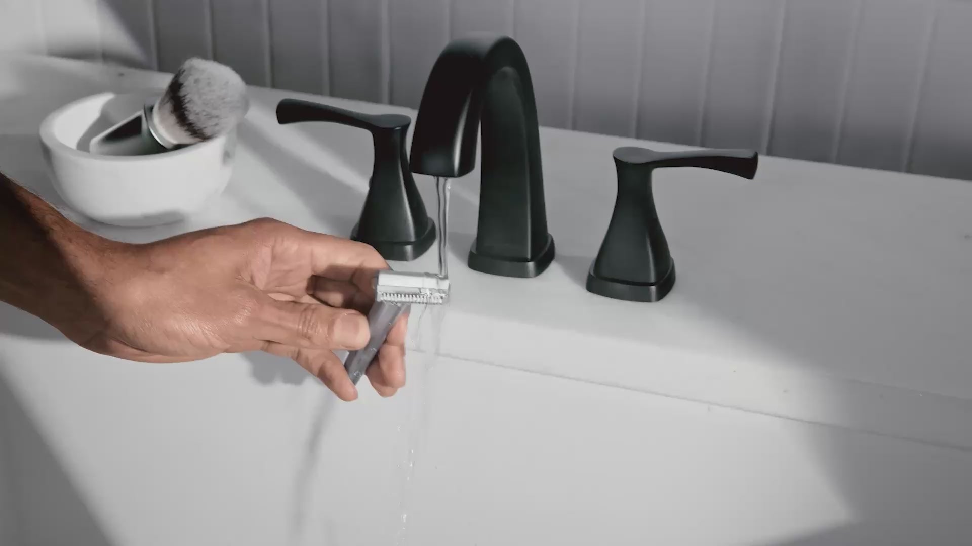 Load video: The Single Edge Shaver, SE, Classic Matte