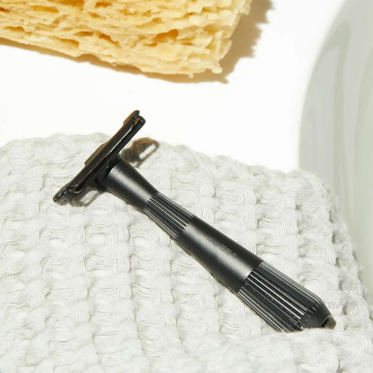 Thorn Razor Bloom The Thorn Razor in black from The Leaf – Proshave